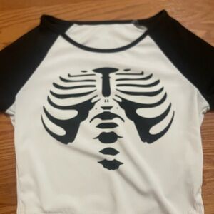 SHEIN Black and White Raglan Graphic Crop Top